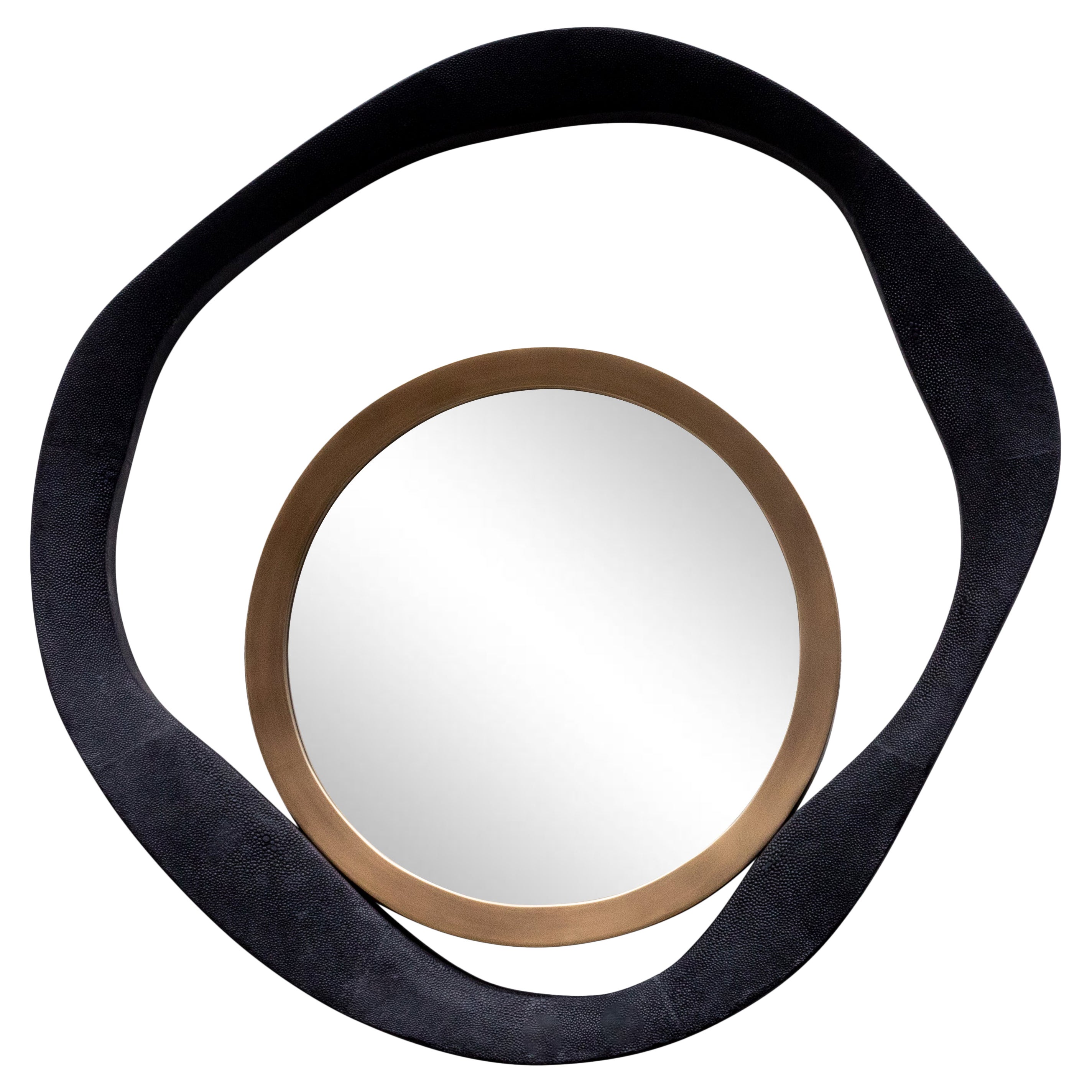 Specchio moderno in zigrino nero con dettagli in ottone patinato bronzo di R & Y Augousti