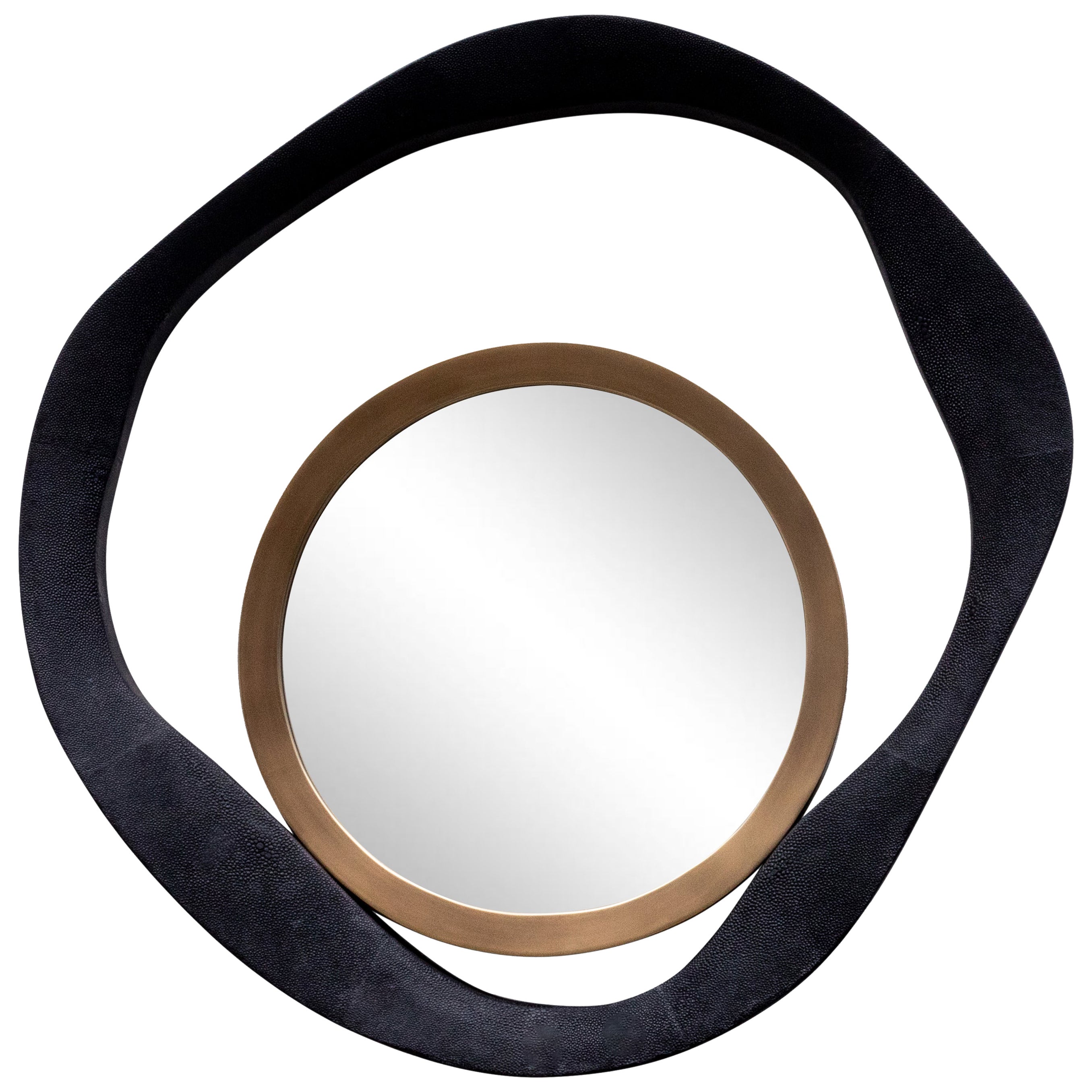 Specchio moderno in zigrino nero con dettagli in ottone patinato bronzo di R & Y Augousti