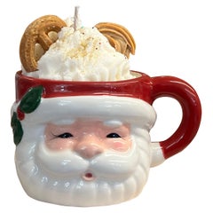 Jolly Ol' Candle en una taza de cerámica pintada a mano con una vela de soja artesanal