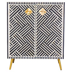 Líneas Gabinete con incrustaciones negras,  Hecho a mano por Artisanal