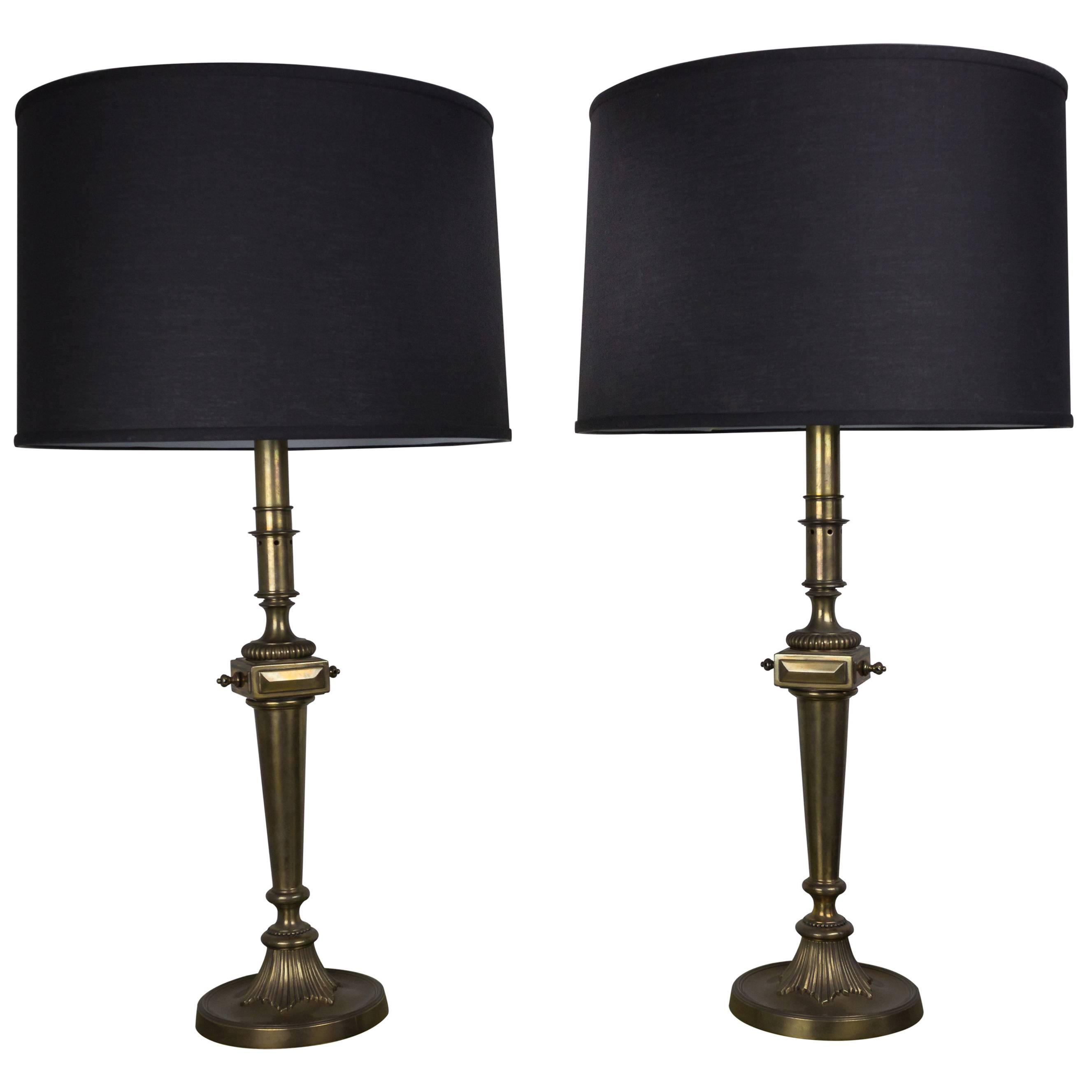 Paar neoklassizistische Tischlampen aus Messing im Angebot
