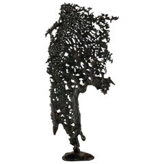 Escultura orgánica de acero con base de pedestal
