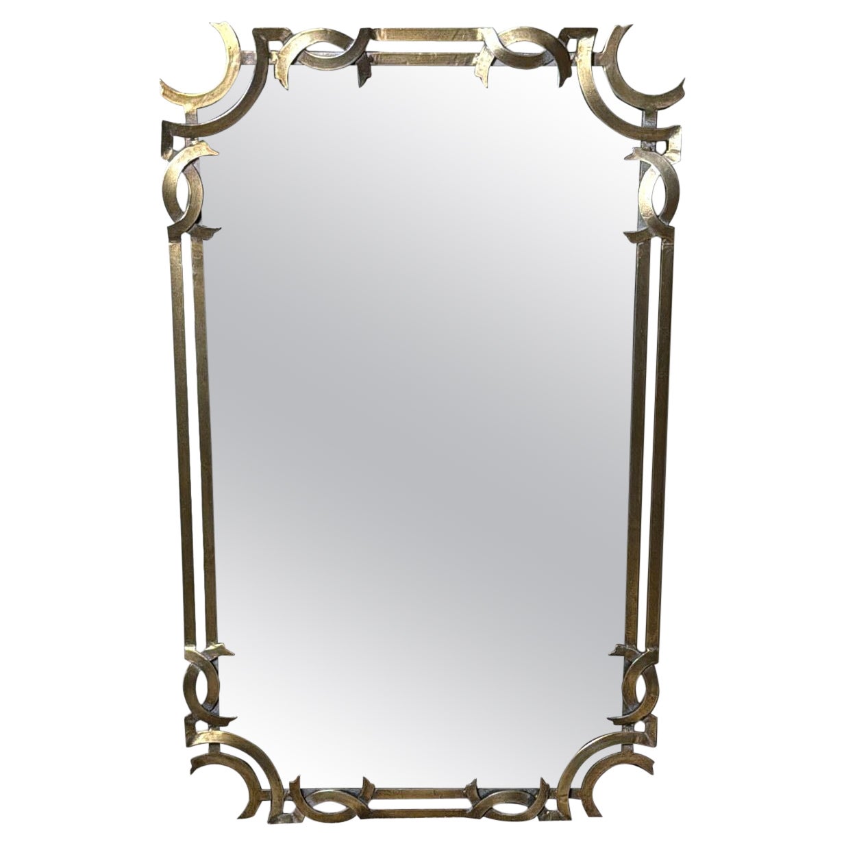 Mediados de siglo  Gran espejo de pared italiano con marco de metal dorado