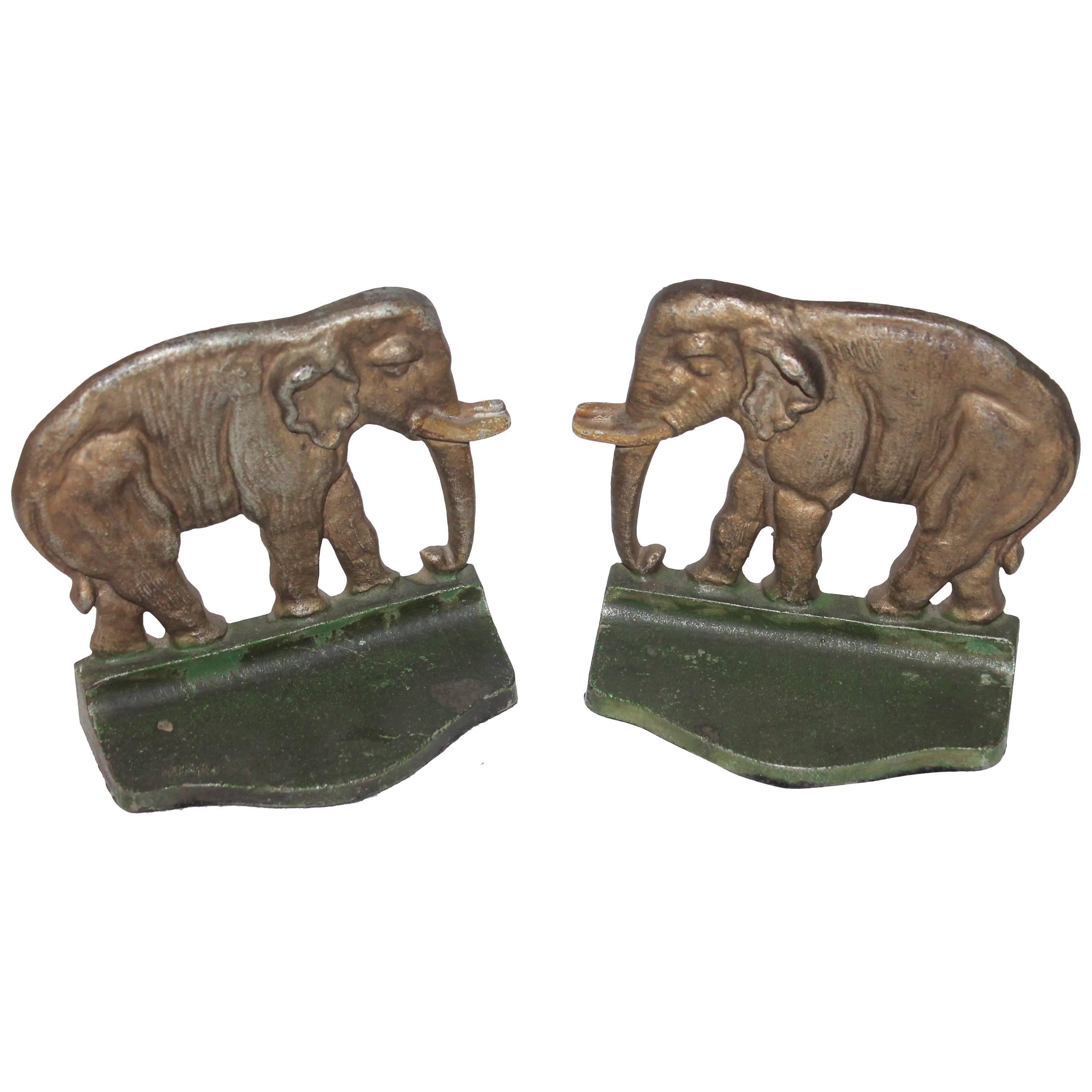 Paar originale bemalte Elefanten-Buchstützen aus Eisen im Angebot