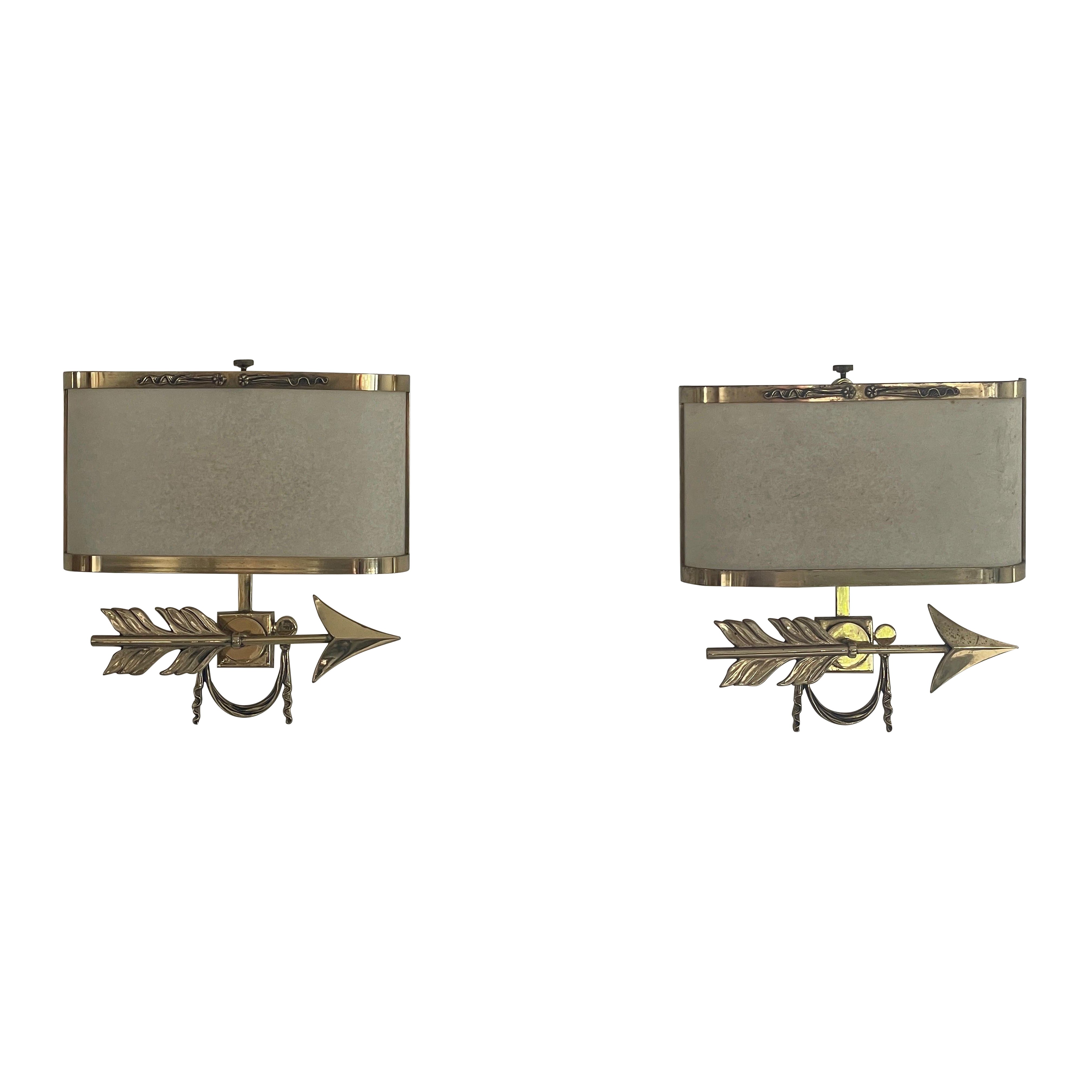 Paire d'appliques Arrow en laiton avec abat-jour en forme de cocon, Italie, années 1960 en vente