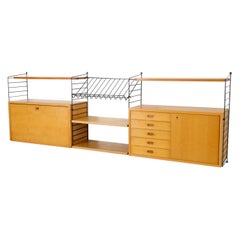 String Mueble de pared de roble de 3 secciones con 4 estantes, 2 armarios y revistero