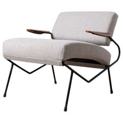 Chaise longue en fer de Dan Johnson avec accoudoir en contreplaqué de noyer courbé