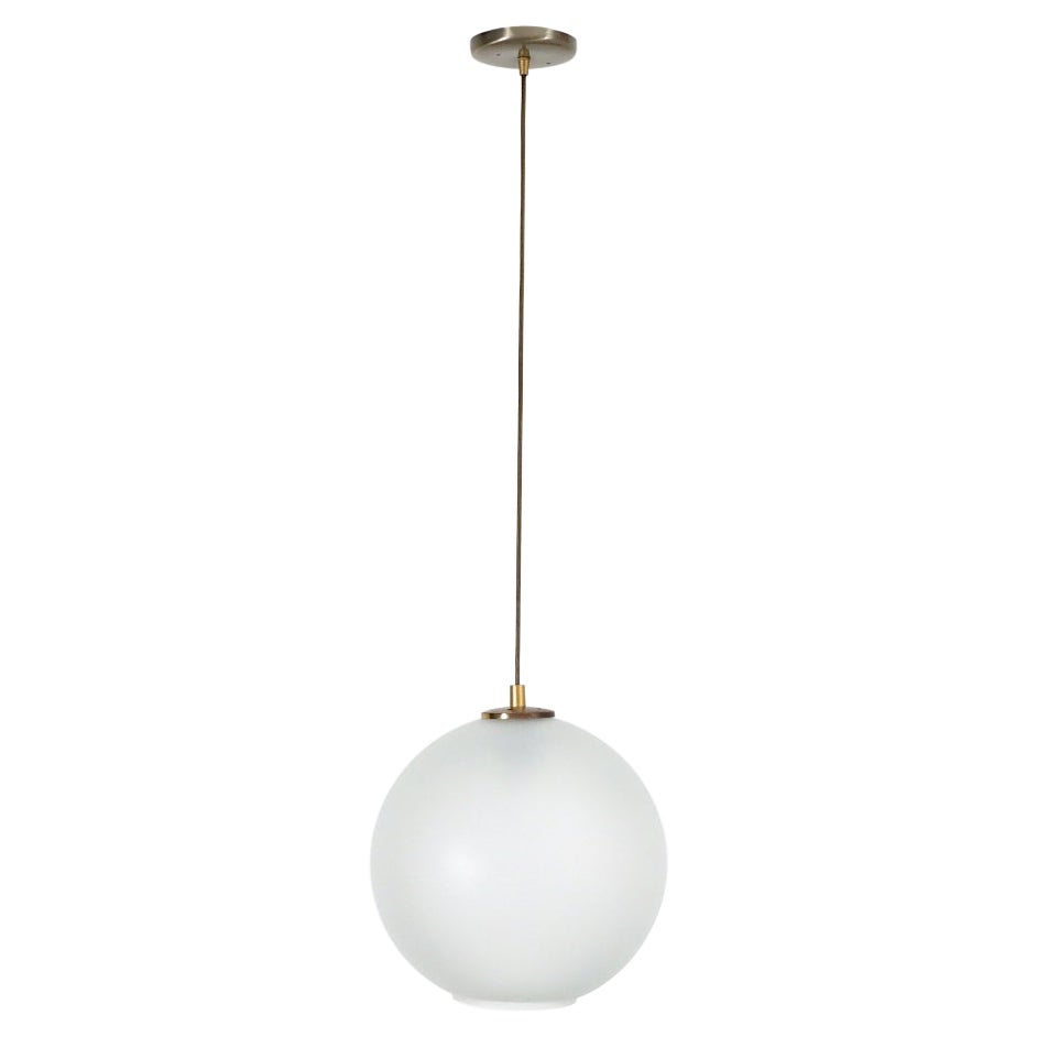 Globo in vetro smerigliato con fondo aperto del Mid-Century e hardware in ottone
