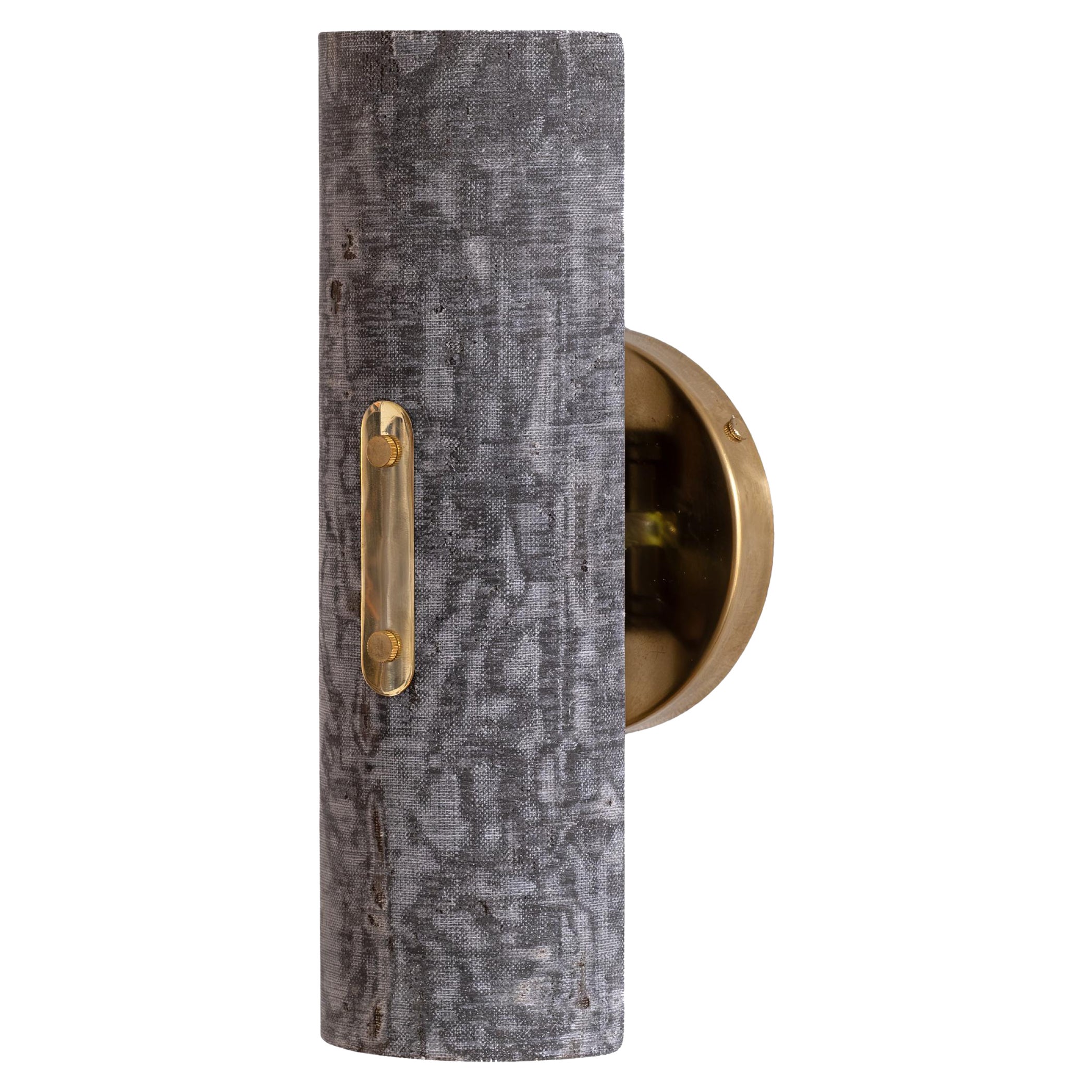 Moderna applique da parete rotonda fatta a mano in micarta di lino, ottone annerito di Mutuus in vendita 1