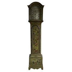 Eine grün lackierte lange Gehäuseuhr