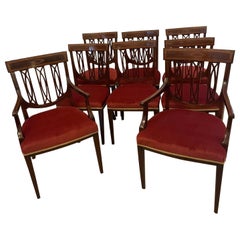 Ensemble de huit chaises de salle à manger en acajou sculpté et marqueté de qualité exceptionnelle