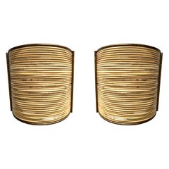Pareja de candelabros de ratán y metal dorado. Italia, años 2000