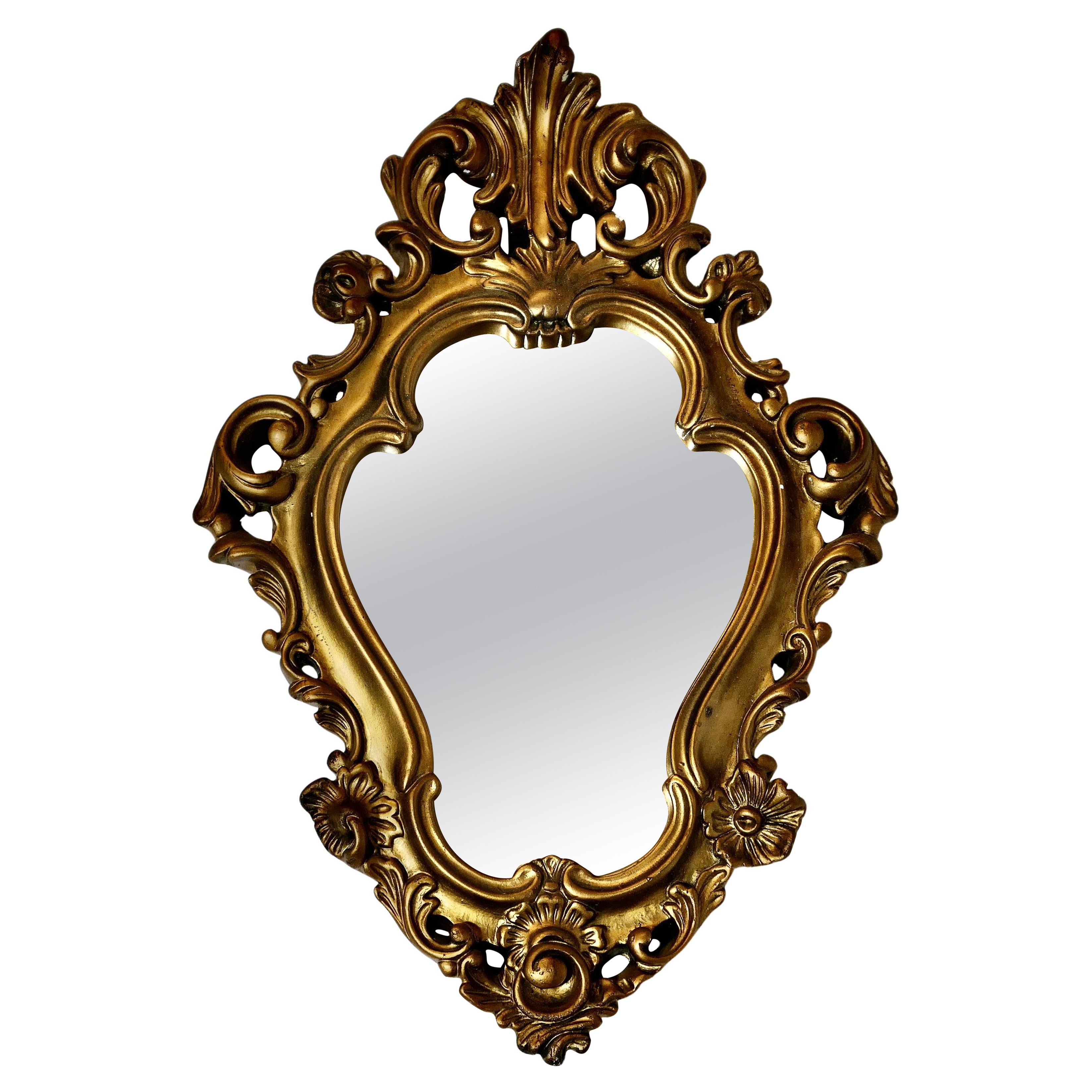 Atractivo Espejo de Pared Pequeño Dorado de Estilo Rococó  El Espejo tiene una forma inusual