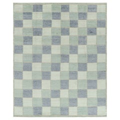 Alfombra de estilo escandinavo con motivos geométricos en tonos azules de Rug & Kilim