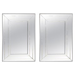 Paire de miroirs français vintage avec cadres biseautés. Vendu individuellement.