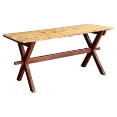 Mesa de taberna con marco en X del siglo XIX