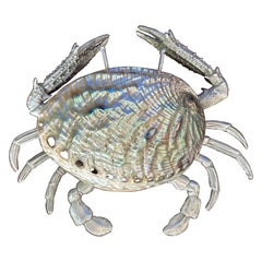 Scultura di granchio in peltro e abalone, fermacarte