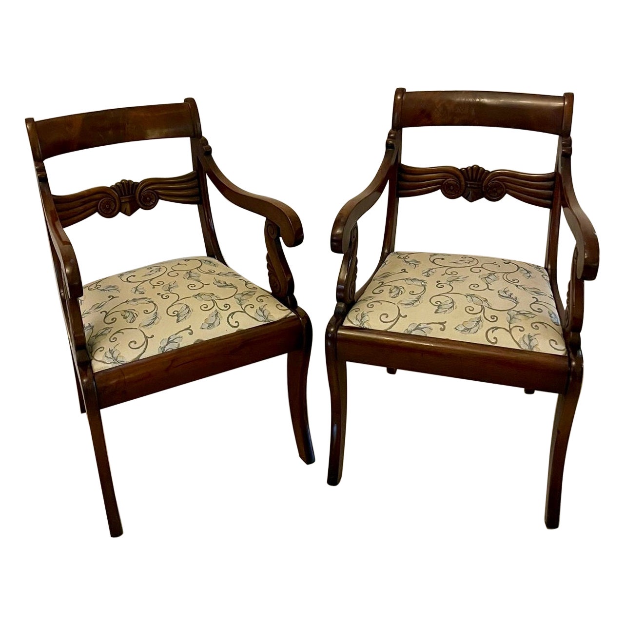 Pareja de Sillas de Escritorio/Carver de Caoba Figurada de Calidad Antigua de la Regencia