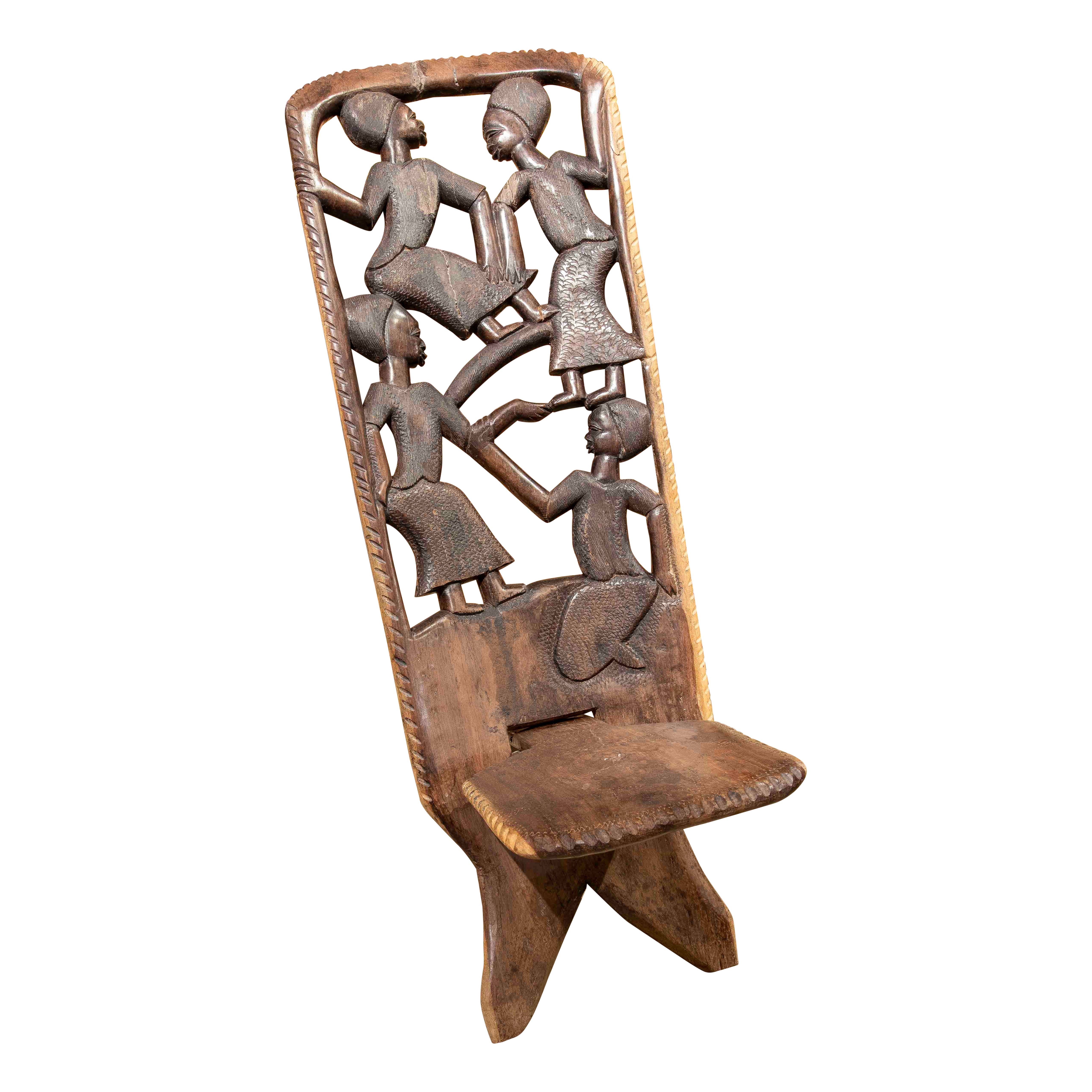 Chaise ethnique des années 1950, sculptée à la main, avec des scènes de communauté et de tradition.