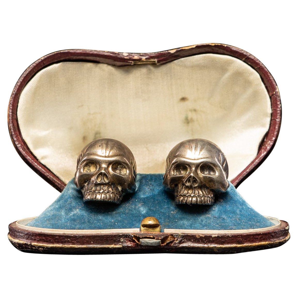 Victorian Mens Sterling Silver Skull Shirt Collar Stud Button in Fitted Box For Sale