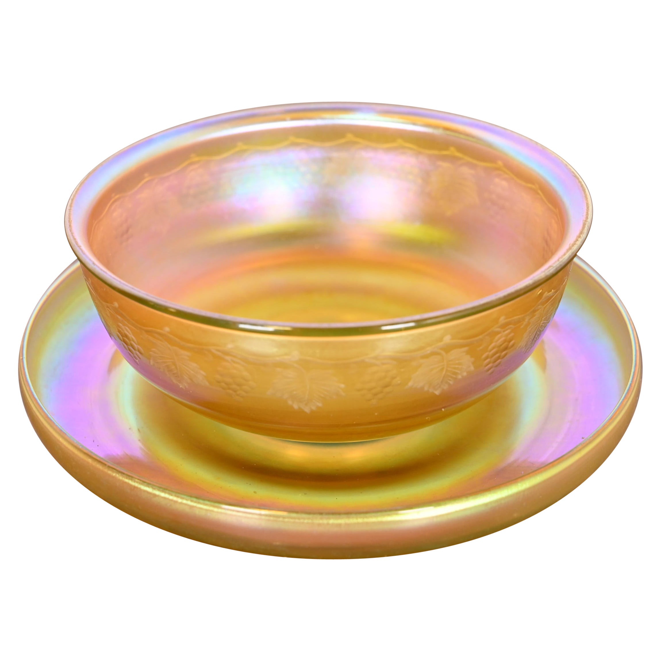 Cuenco y bajoplato de vidrio artístico iridiscente Favrile de Louis Comfort Tiffany