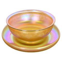 Cuenco y bajoplato de vidrio artístico iridiscente Favrile de Louis Comfort Tiffany
