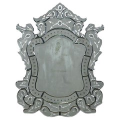Vintage Italian Glass Espejo de Pared Veneciano Esculpido y Grabado Forma de Escudo