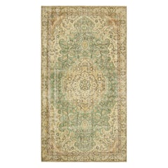 Alfombra turca vintage en verde claro con medallón floral beige  Rug & Kilim