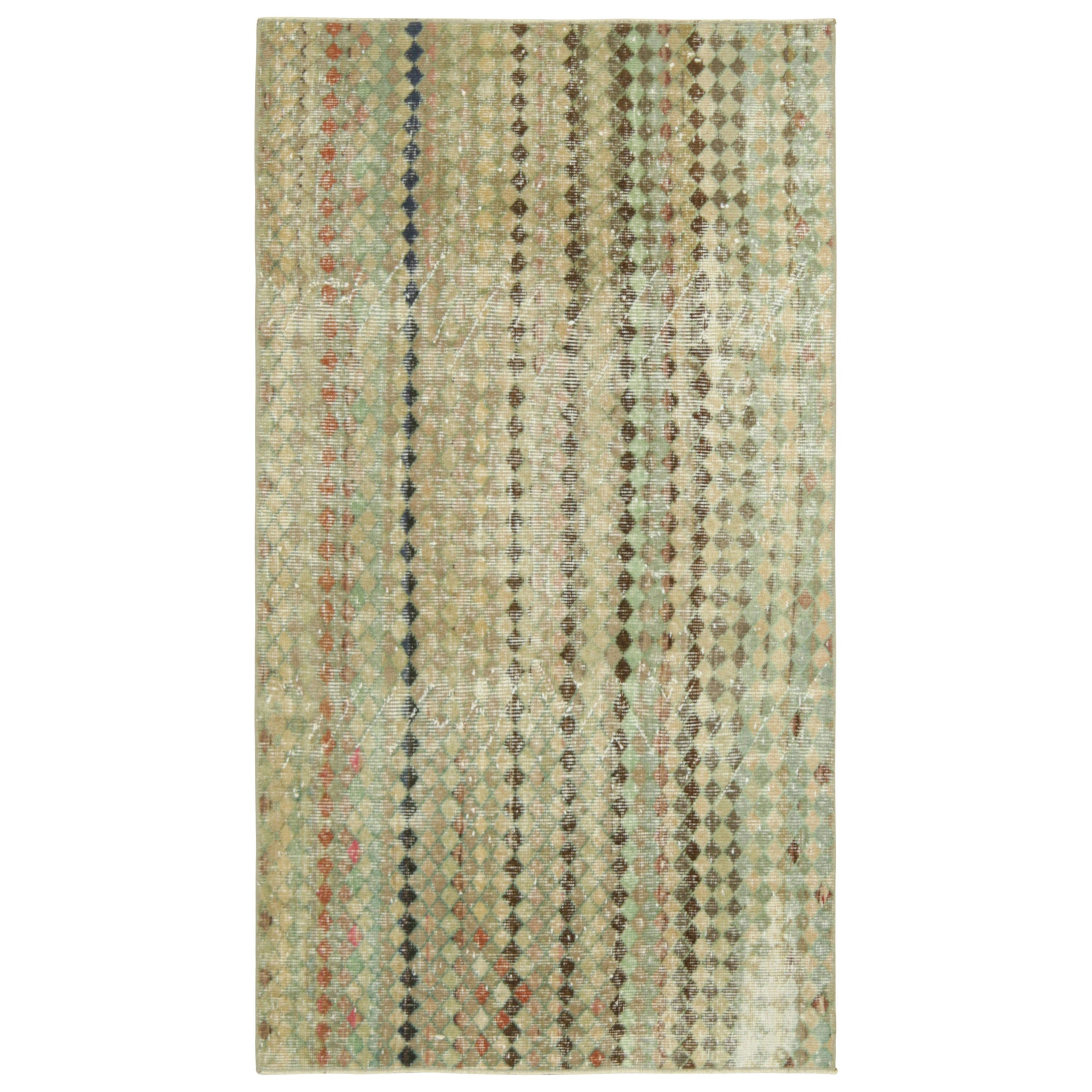 Tapis Vintage Zeki Müren en Beige-Brown avec motif géométrique  Rug & Kilim