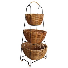 Stand vintage en fer forgé et canne à panier gradué à trois niveaux