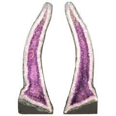 Pareja de Geodas Arqueadas de Amatista Lavanda con Druzy Grande Brillante, Simétricas