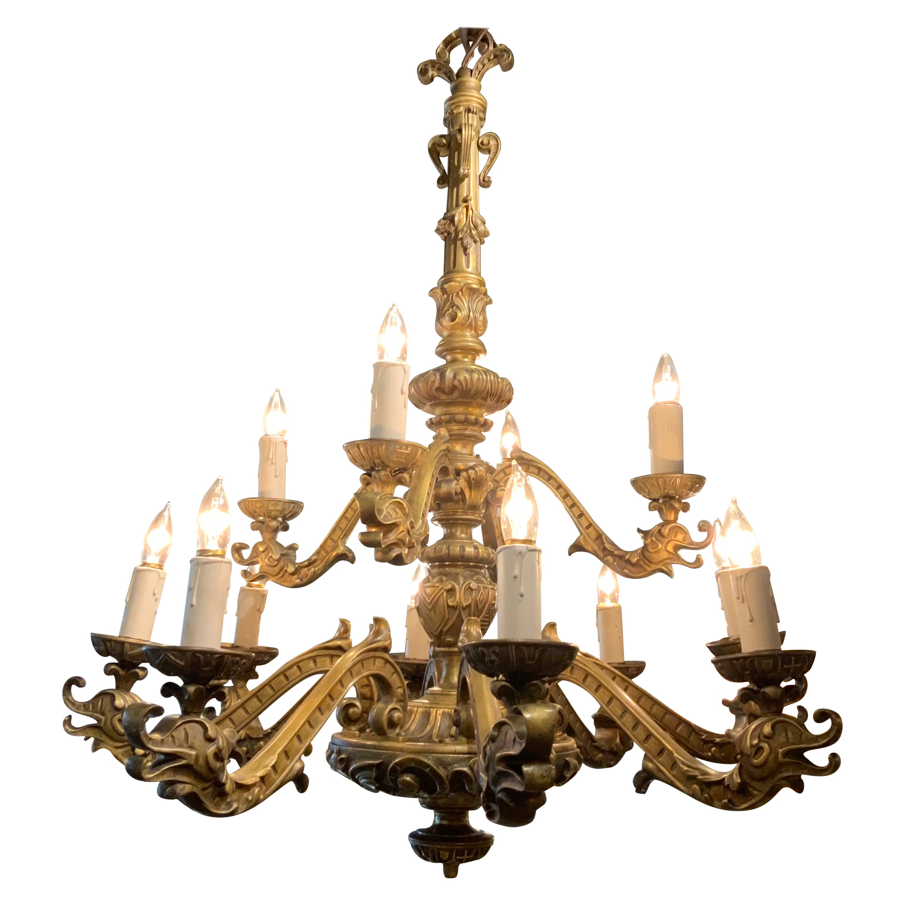 Grande lampadario in bronzo antico. Con dodici braccia