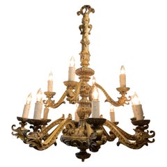 Grande lampadario in bronzo antico. Con dodici braccia