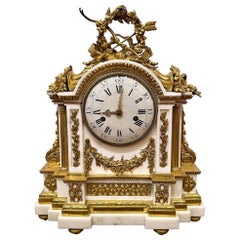 Pendule de cheminée française ancienne Louis XVI du 19ème siècle en bronze doré et marbre.