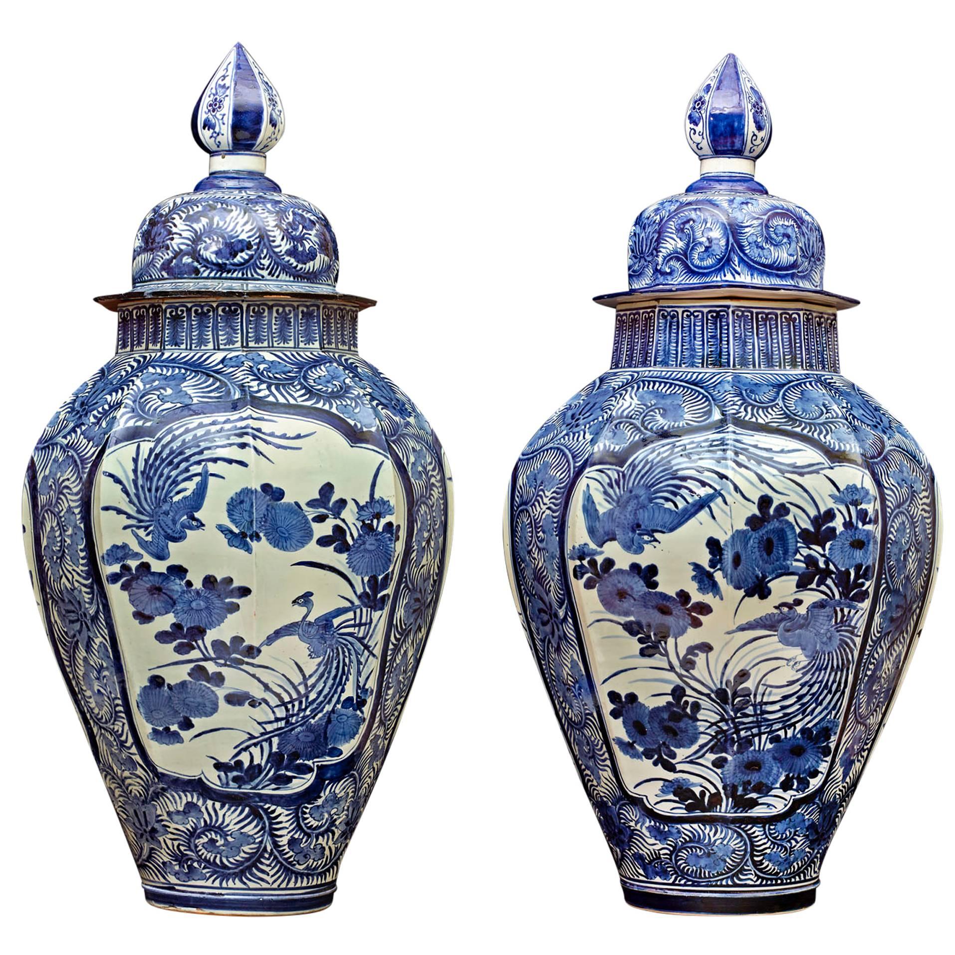 Extraordinary Pair of Octogonal Vases with Cover in Porcelain from Edo Period For Sale