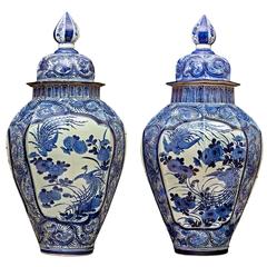 Extraordinary Pair of Octogonal Vases with Cover in Porcelain from Edo Period