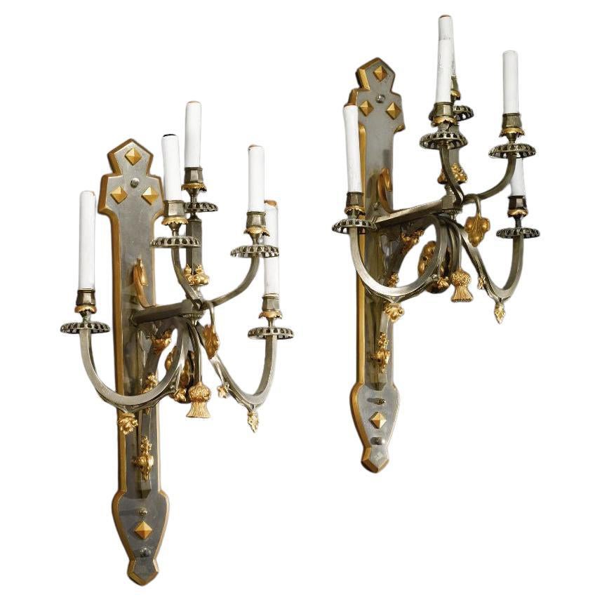 Paire de grandes appliques à 5 lumières de style gothique français ancien en acier et bronze doré