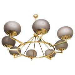 Lampadario moderno di grandi dimensioni in ottone e vetro opalino grigio di Murano