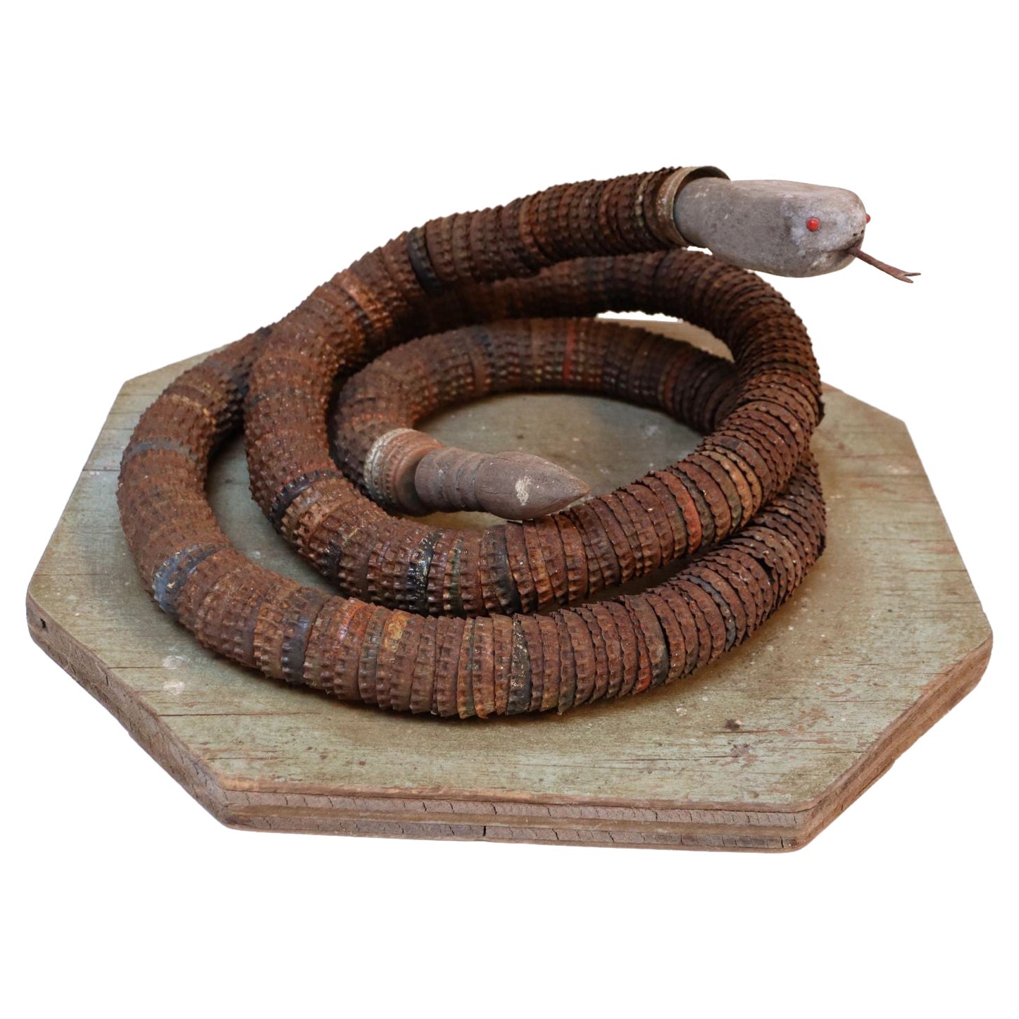 Vintage Art Carved Wood Wood et Bottlecap Snake sur base octogonale