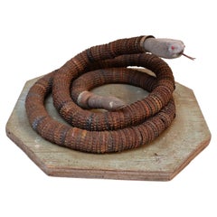 Vintage Art Carved Wood Wood et Bottlecap Snake sur base octogonale
