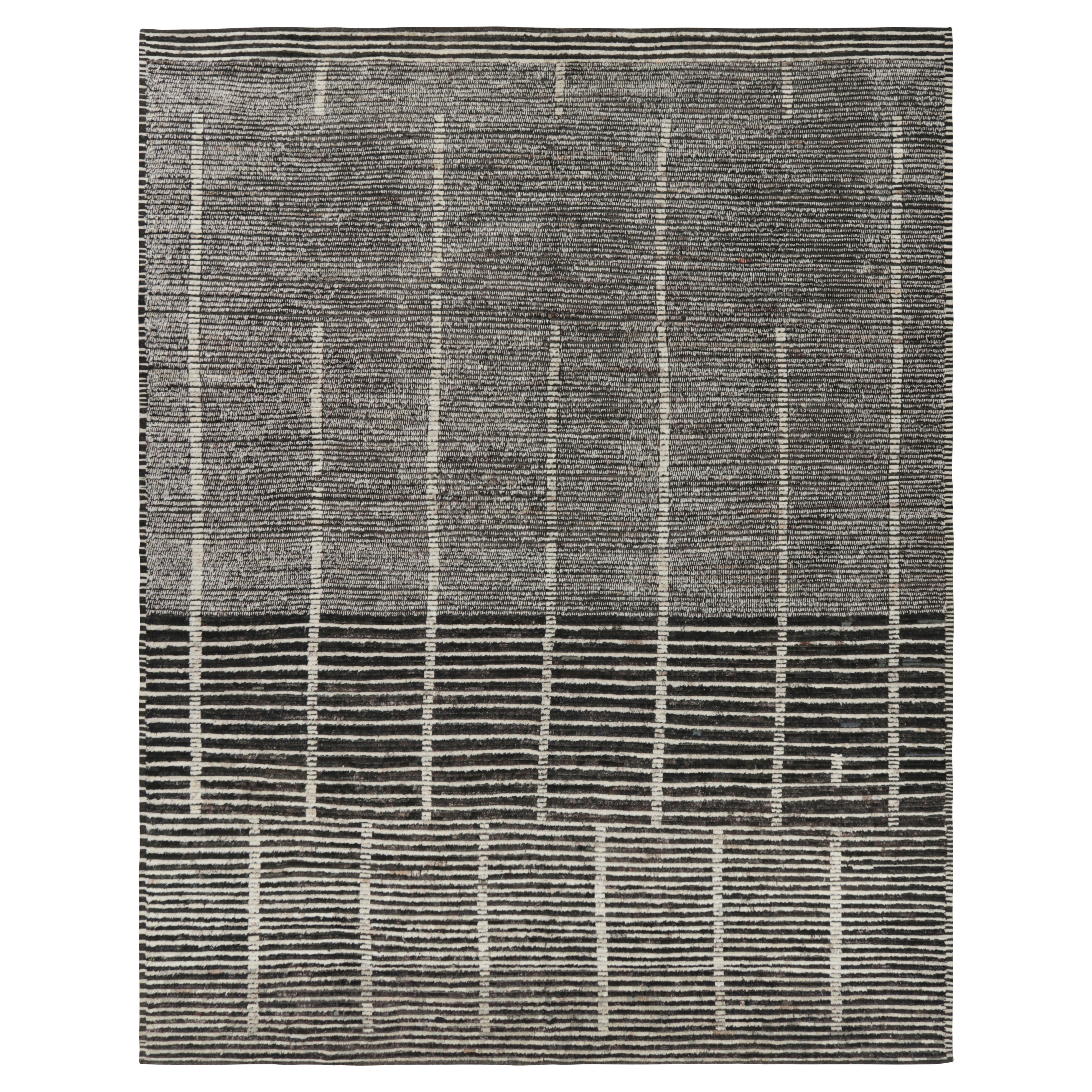 Rug & Kilim: kilim oversize a righe bianche e nere e motivi geometrici