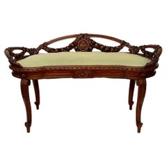 Antigua Banqueta Francesa de Nogal Tallado del Siglo XIX, Circa 1870-1890.