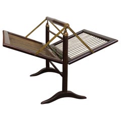 Revistero plegable vintage italiano de caoba y latón de Cesare Lacca
