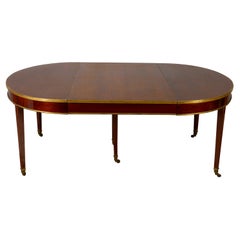 Eleganza del tavolo da pranzo ovale allungabile in noce del 19° secolo