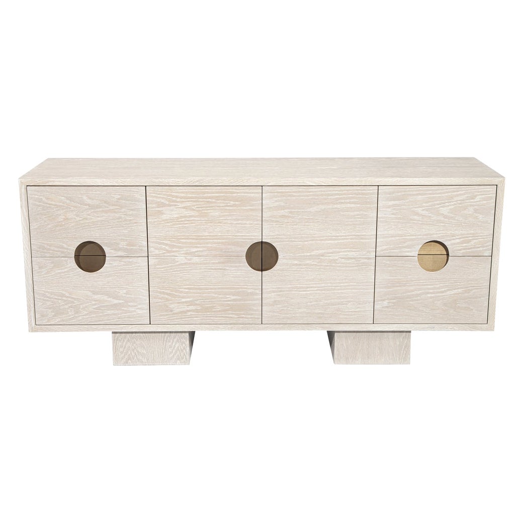 Armoire d'appoint moderne en chêne blanchi avec accents en laiton