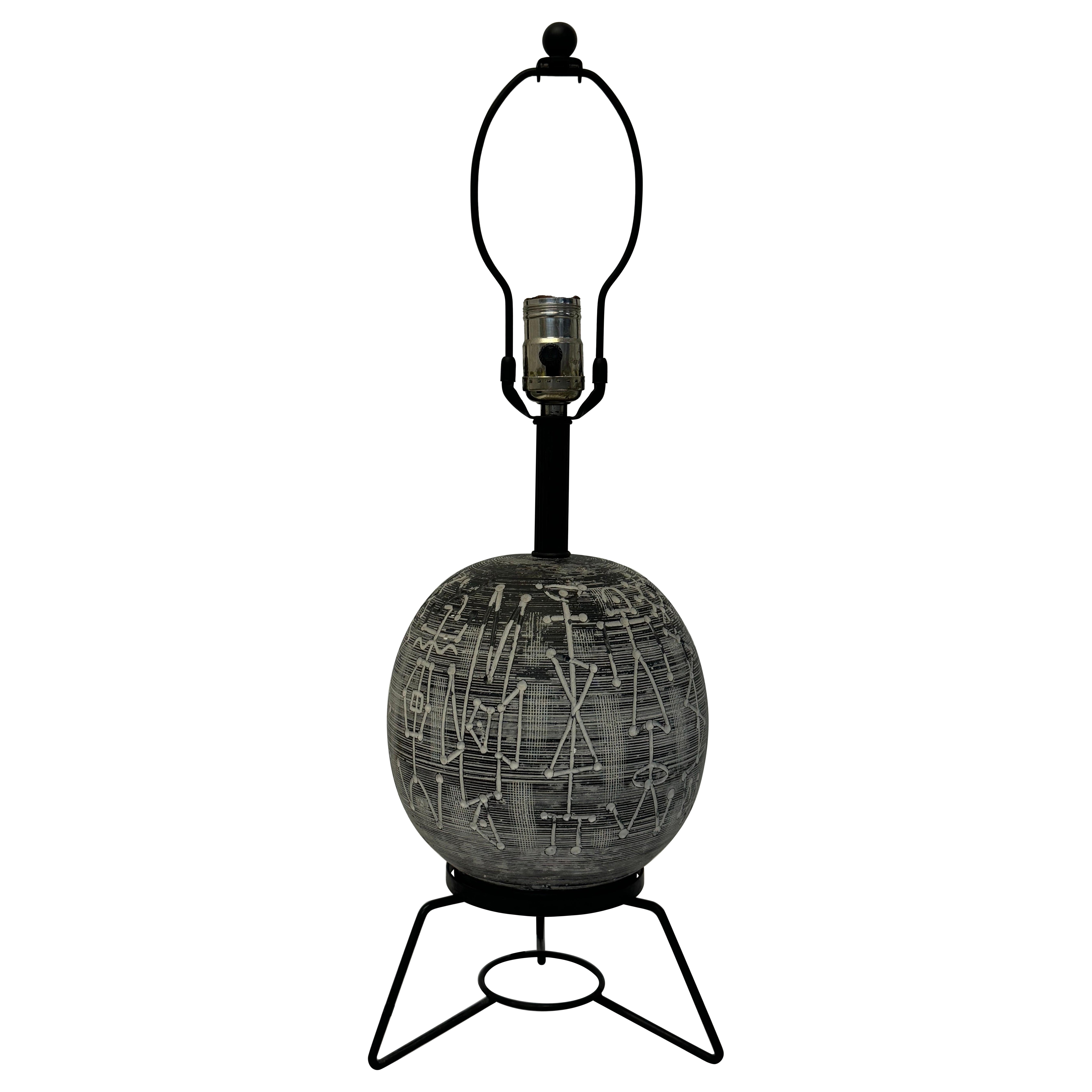 Lampada da tavolo con motivi tribali della modernità di metà secolo, FAIP 1960