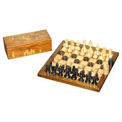 FiNE ANTIGUO JUEGO DE AJEDREZ DE STAUNTON VICTORIANO Y TABLERO DE AJEDREZ EN CAJA DE CABALLO ROMANO INLAIDADO