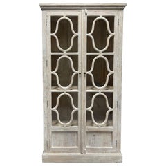 Pareja de libreros de tres estantes lavados en blanco con puertas de cristal, Siglo XXI