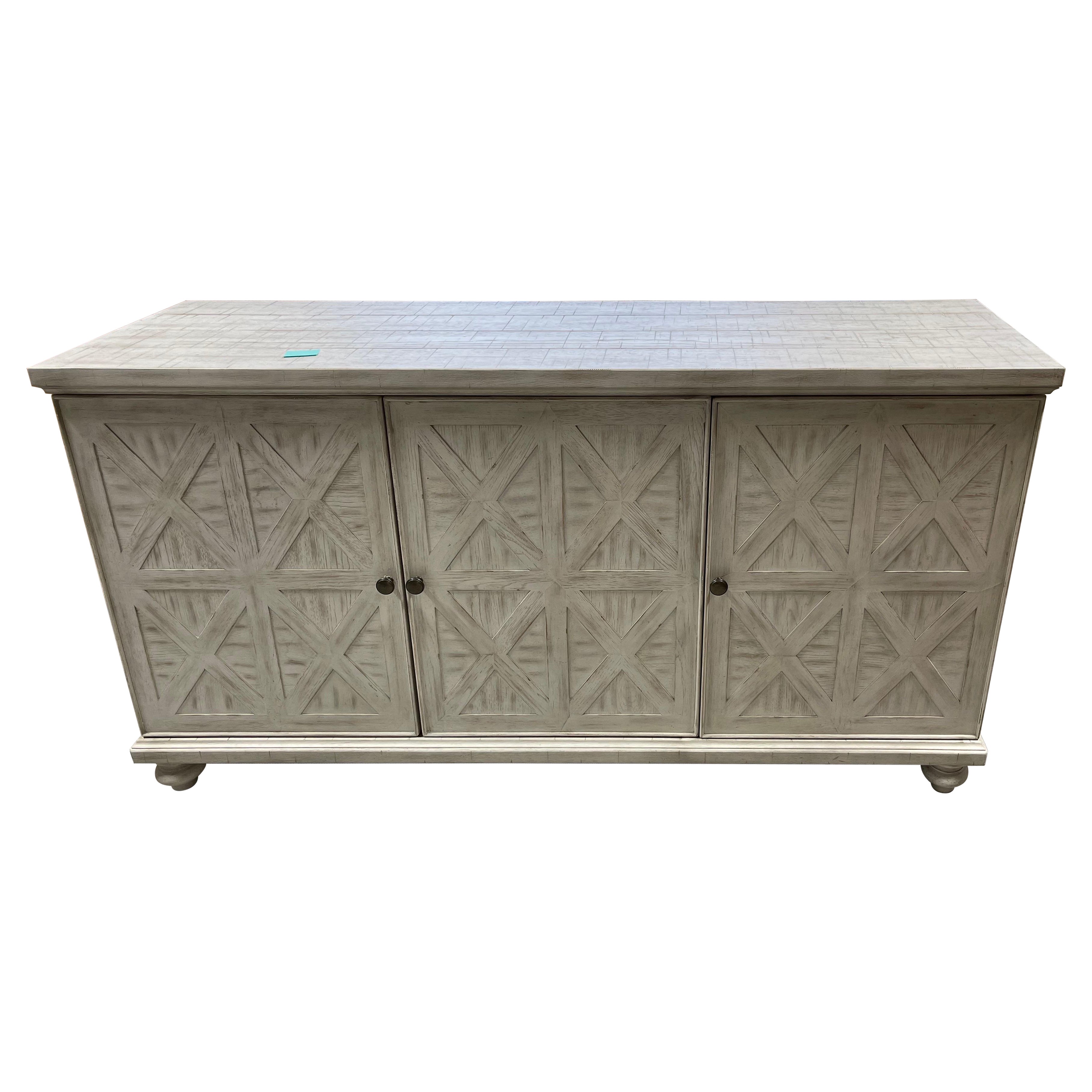 Console ou crédence à trois portes, gris blanc lavé, design X panneaux, 21e siècle