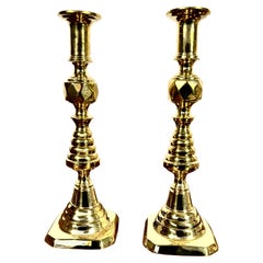 Pareja de candeleros ingleses de colmena y diamantes, S. XIX